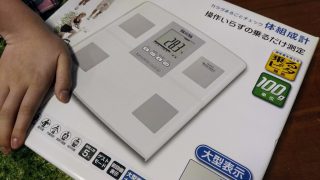 体脂肪率を測定するためタニタの体組成計を購入。自動的に個人を判別する「乗るピタ機能」が便利
