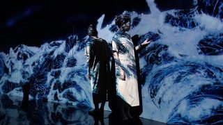 金沢21世紀美術館で個展「チームラボ 永遠の海に浮かぶ無常の花」。自分が作品の一部になる不思議空間